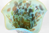 Centro de mesa de murano com fundo azul e decor... - Centro de mesa de murano com fundo azul e decoração Millifiori em policromia. Borda feitio babado.