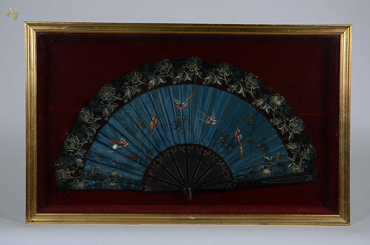 Antigo leque de coleção, com moldura dourada e vidro. Medidas 50 x 80...