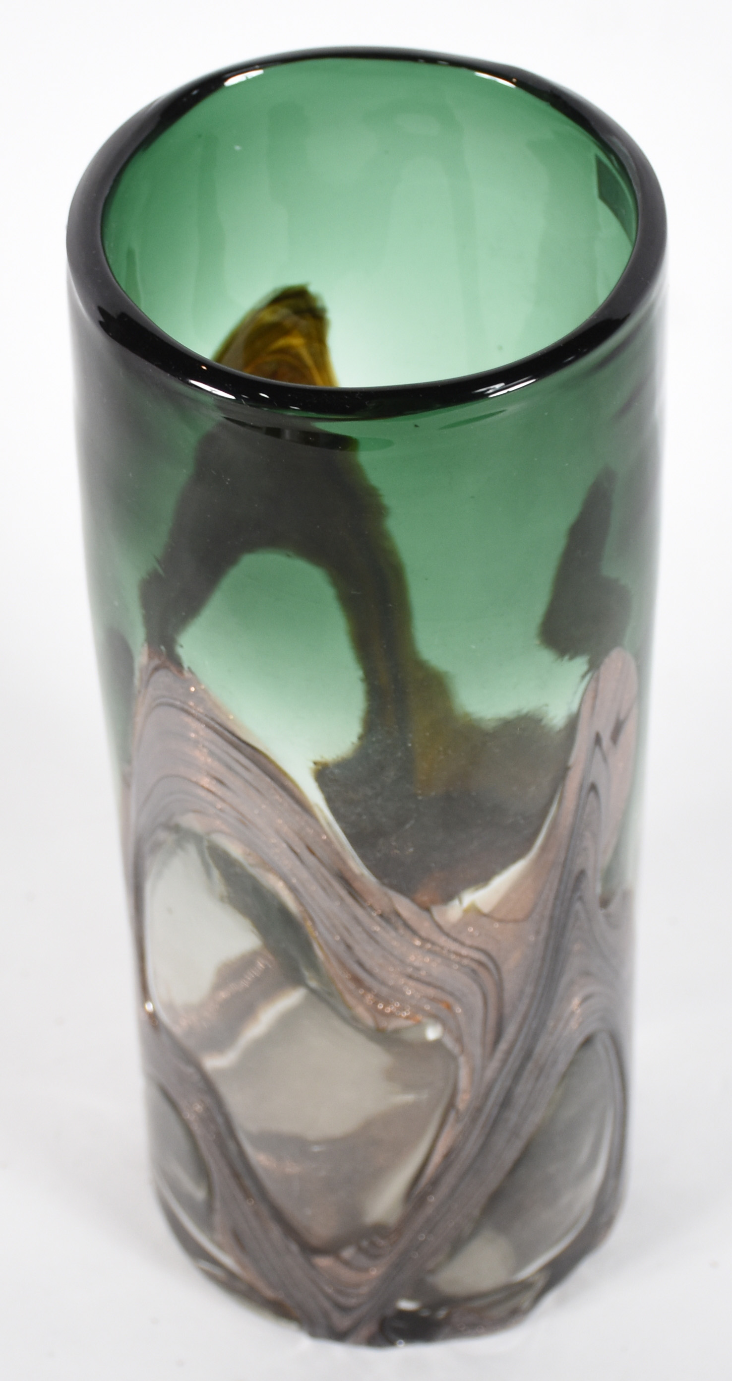 Jarra decorativa de vidro verde degradé com mesclas e pó de ouro. - foto 2 de 3