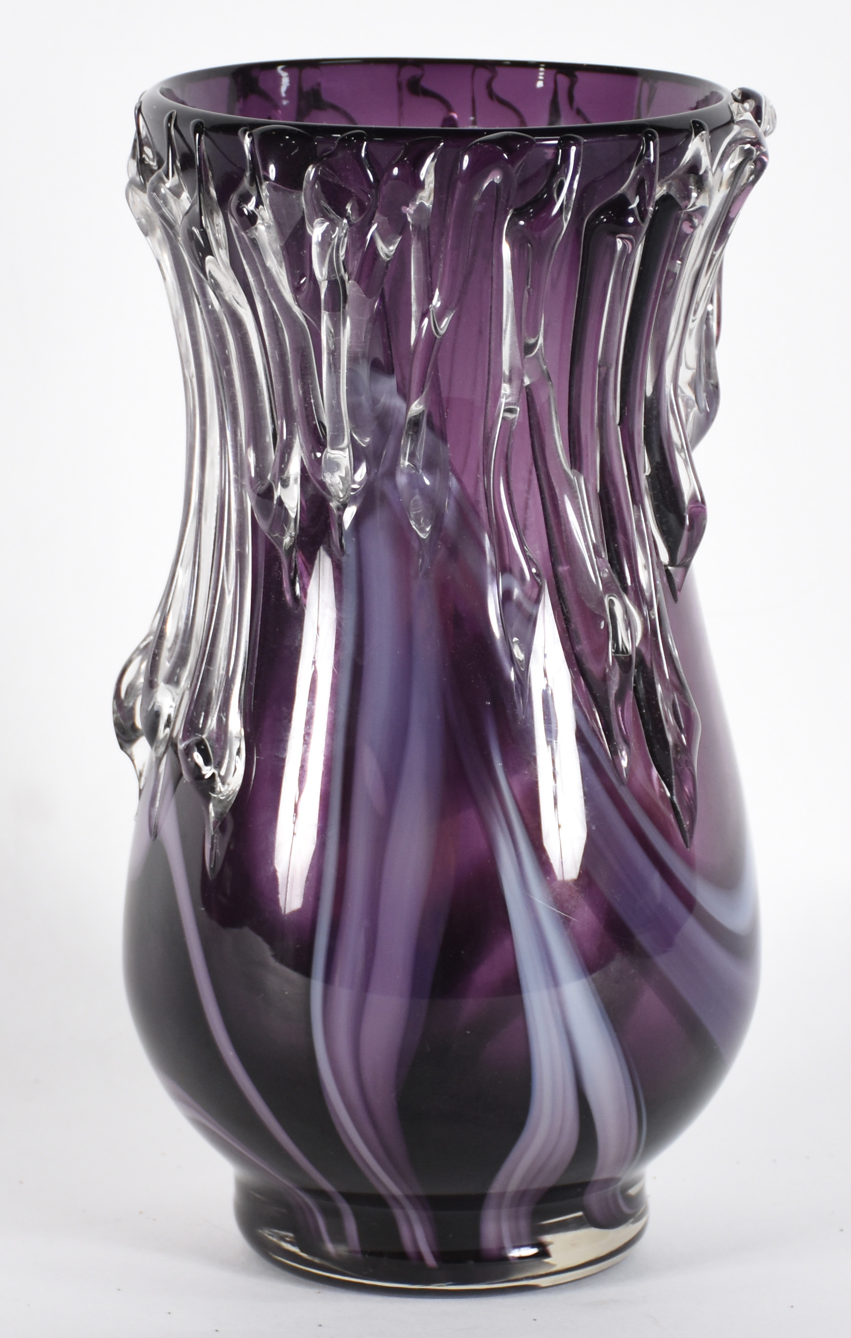 Vaso decorativo de vidro lilás com mesclas brancas. - foto 1 de 3