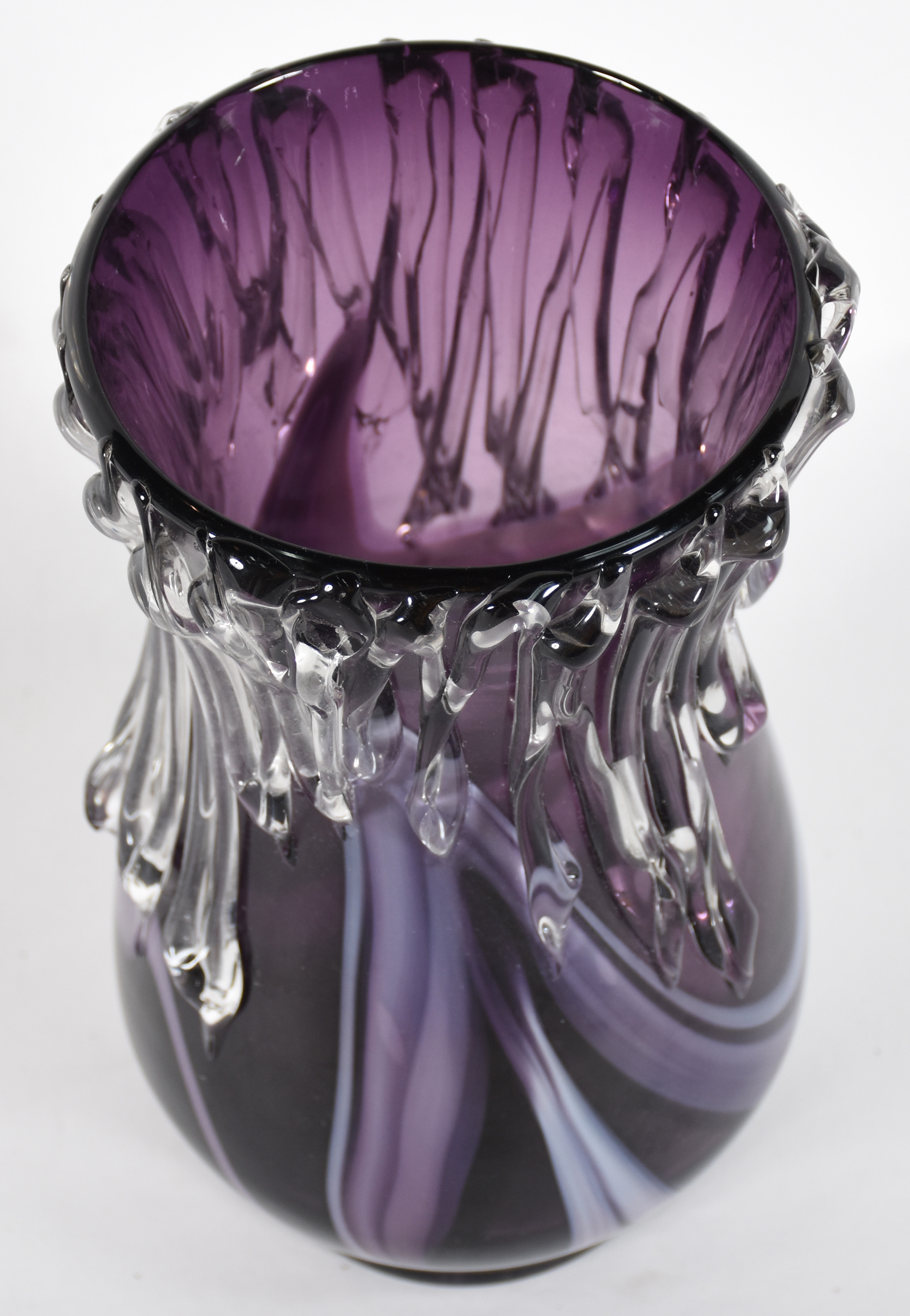 Vaso decorativo de vidro lilás com mesclas brancas. - foto 2 de 3
