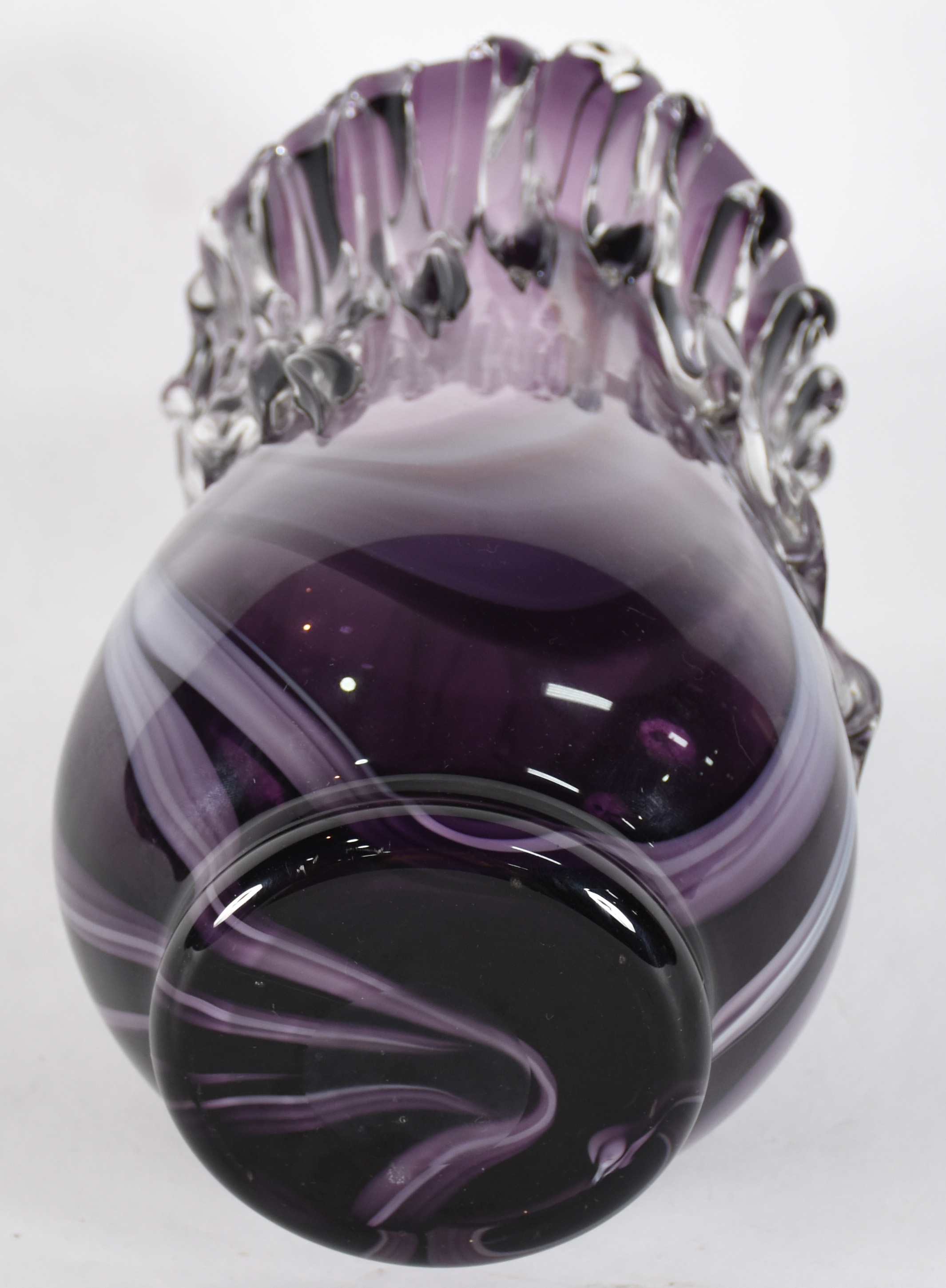 Vaso decorativo de vidro lilás com mesclas brancas. - foto 3 de 3