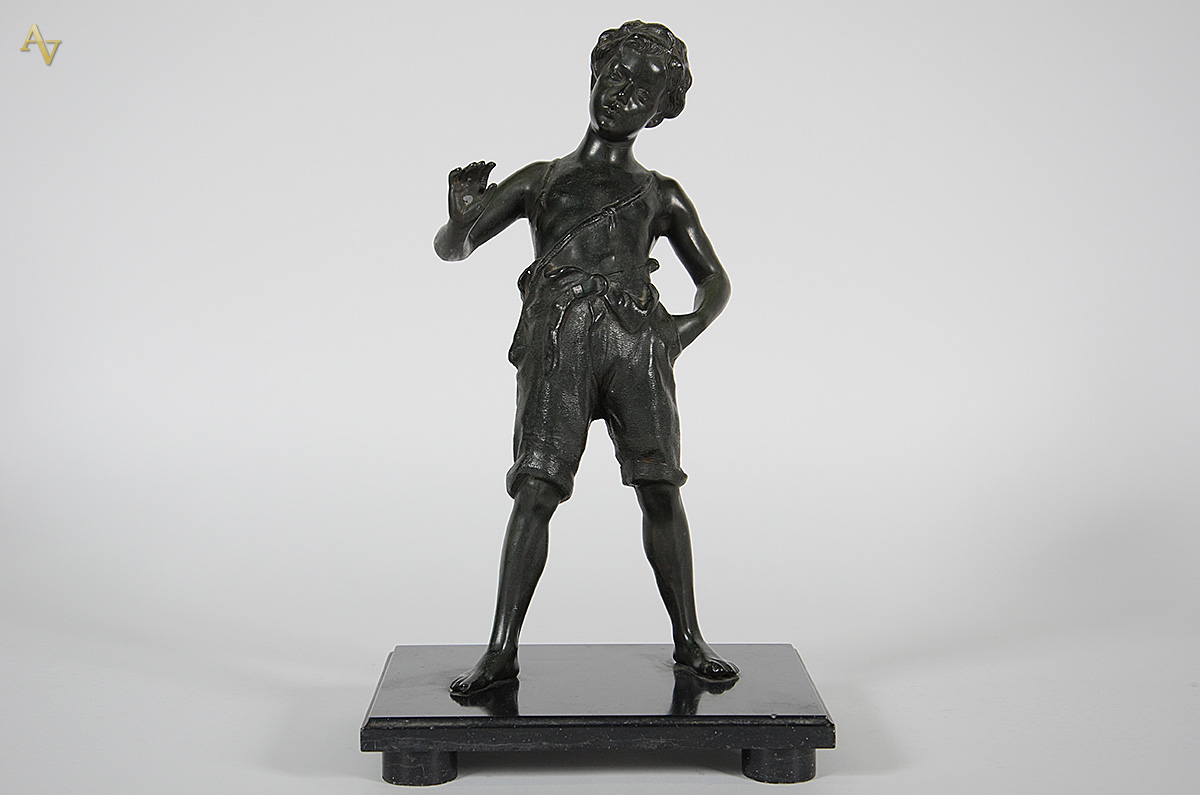 Estatueta de petit bronze representando menino. Altura total 43 cm. - foto 1 de 3