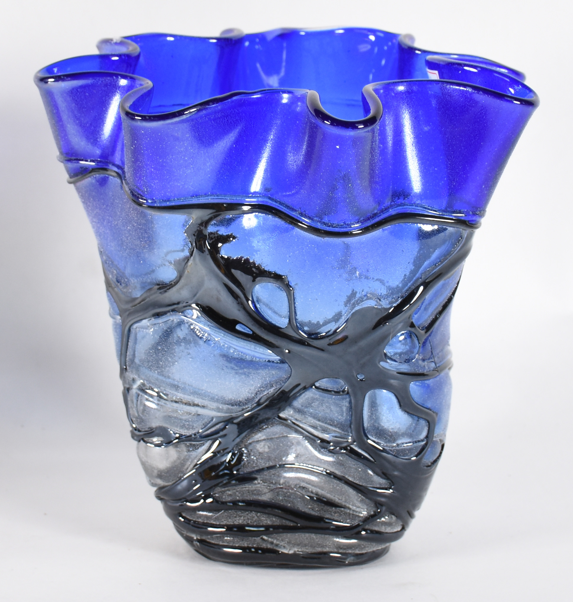 Jarro de vidro decorativo na cor azul com mesclas escuras, borda em... - foto 1 de 3