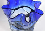 Jarro de vidro decorativo na cor azul com mescl... - Jarro de vidro decorativo na cor azul com mesclas escuras, borda em "babados".