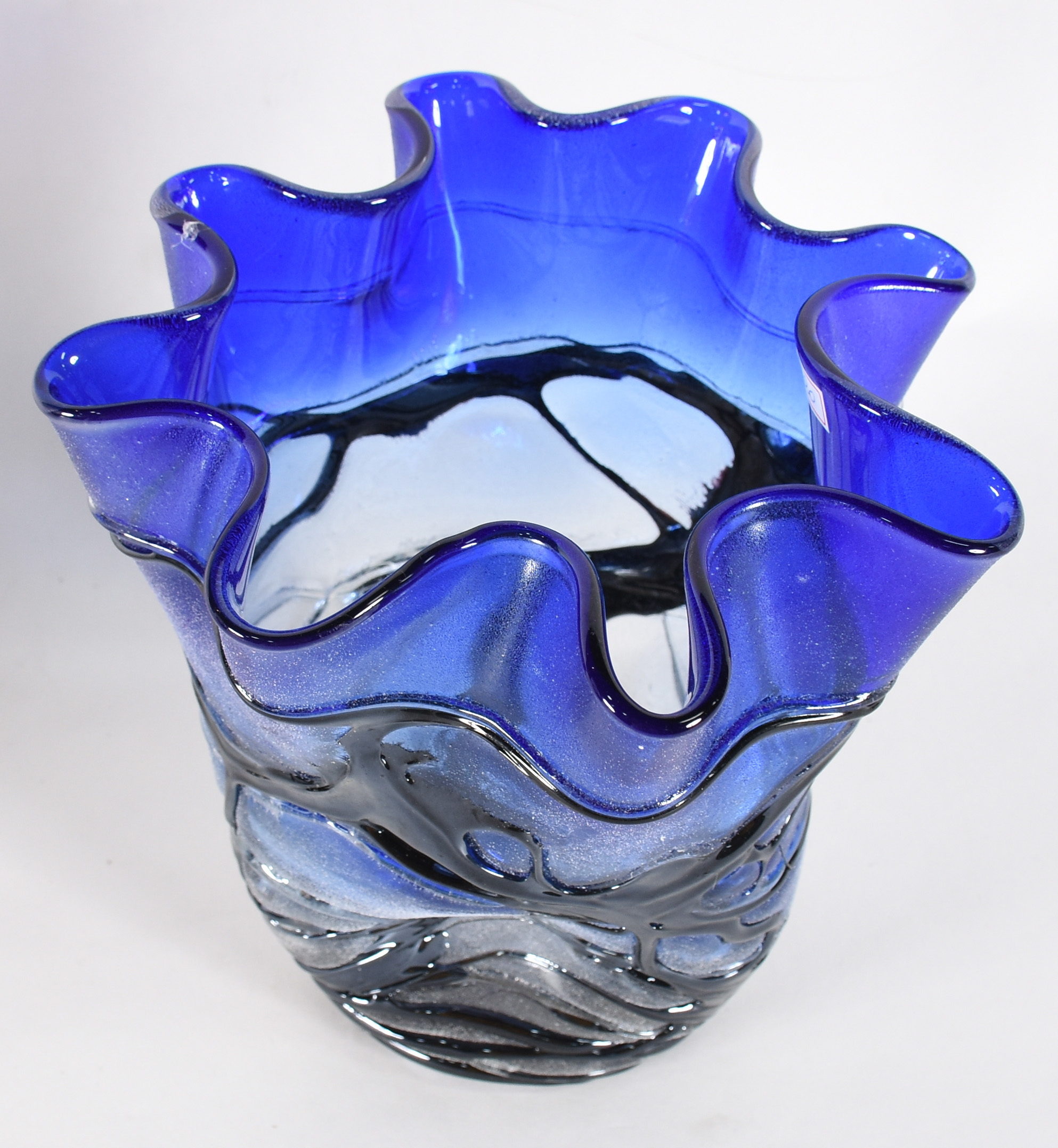 Jarro de vidro decorativo na cor azul com mesclas escuras, borda em... - foto 2 de 3