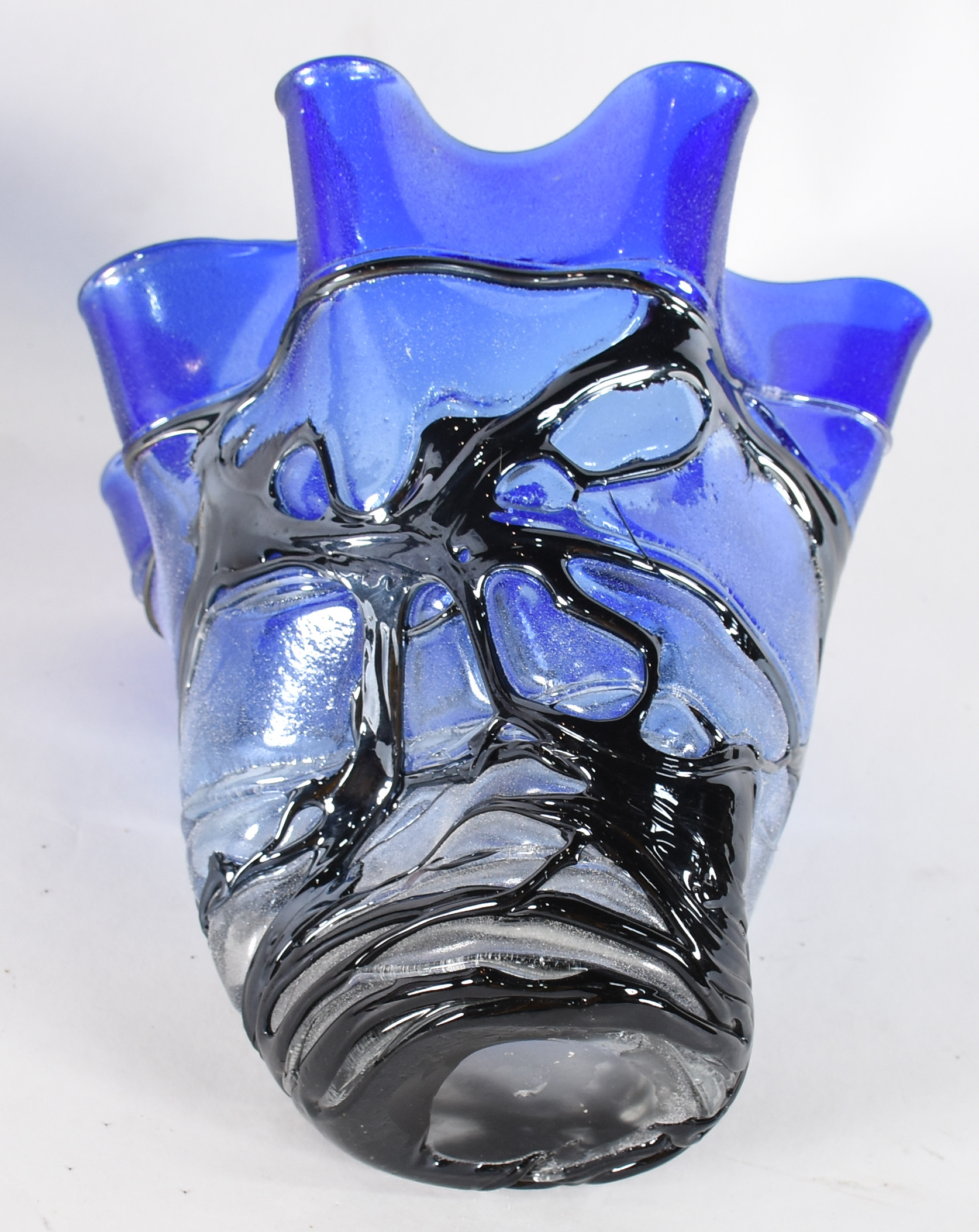 Jarro de vidro decorativo na cor azul com mesclas escuras, borda em... - foto 3 de 3