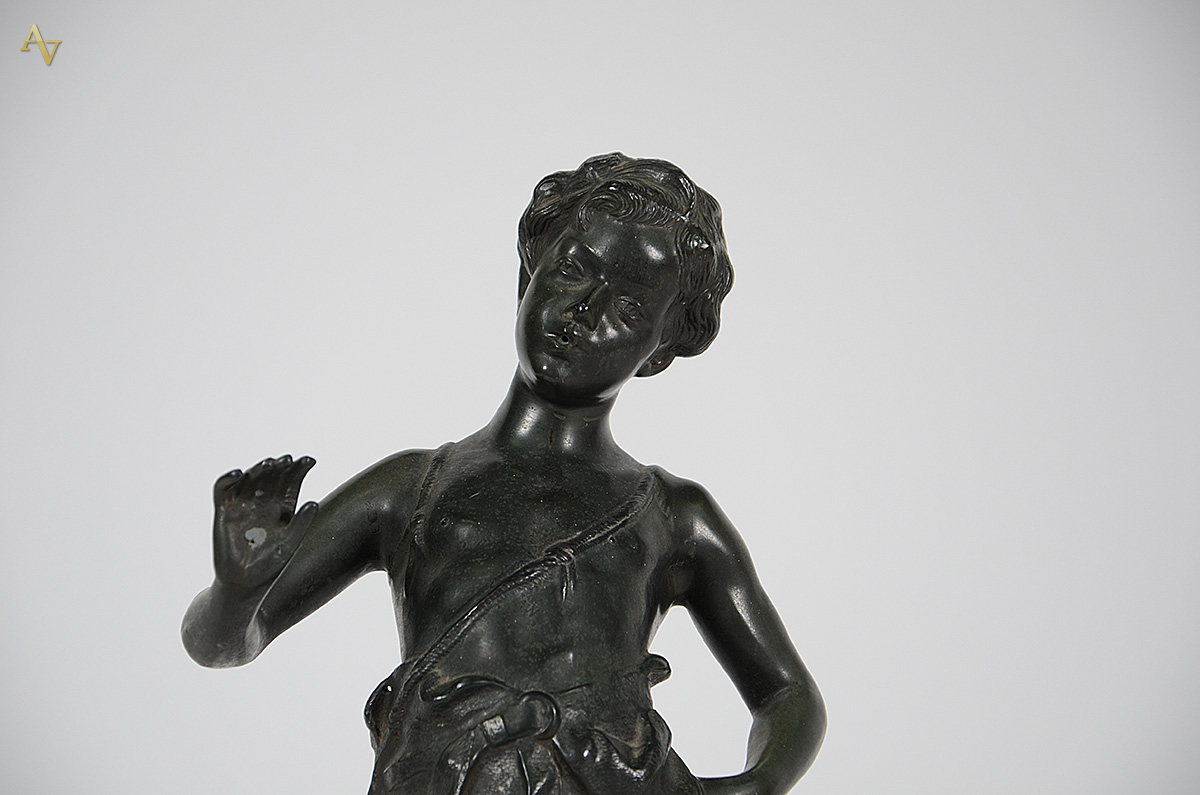 Estatueta de petit bronze representando menino. Altura total 43 cm. - foto 2 de 3