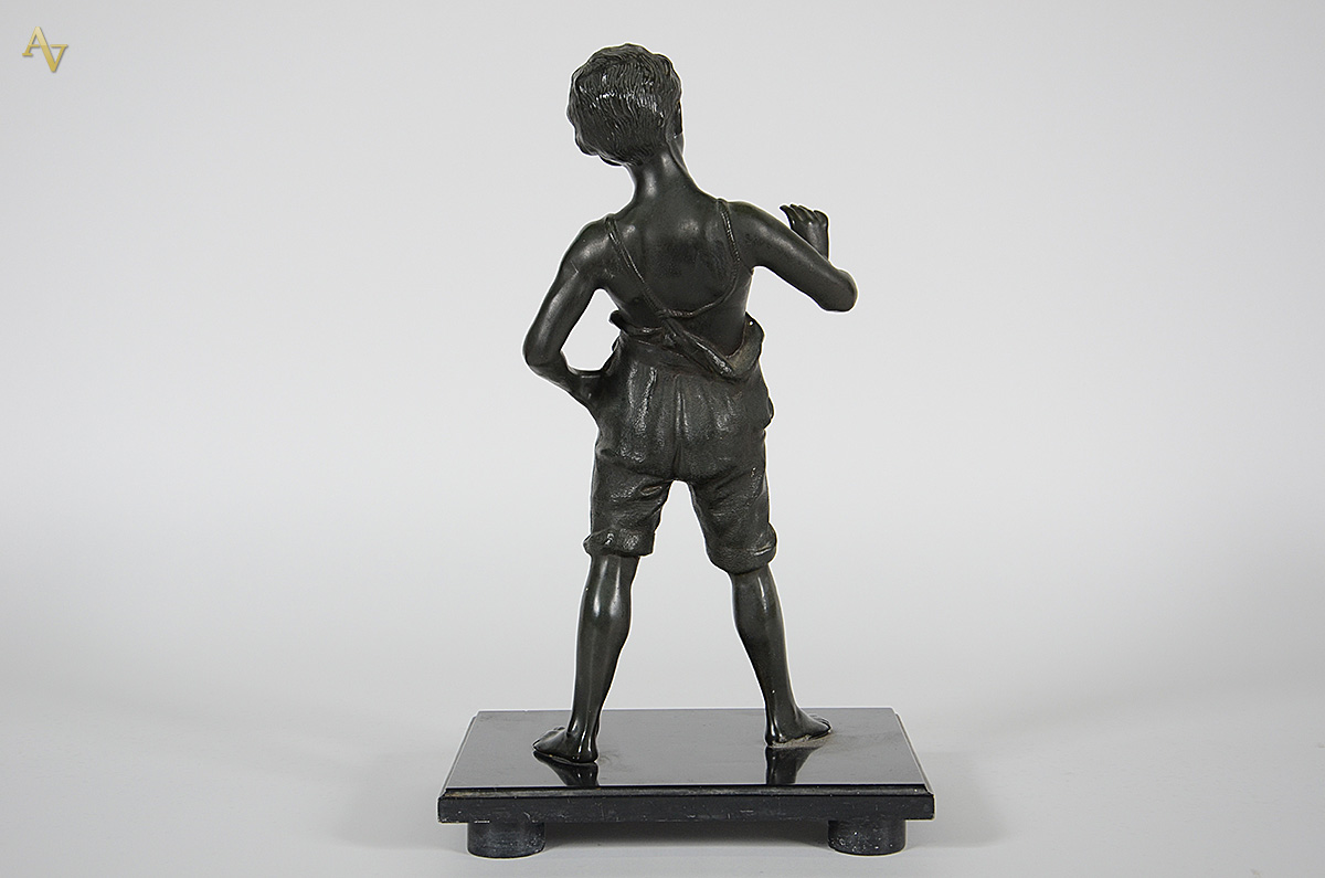 Estatueta de petit bronze representando menino. Altura total 43 cm. - foto 3 de 3