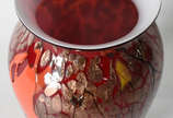 Jarro decorativo de vidro vermelho com mesclas ... - Jarro decorativo de vidro vermelho com mesclas em laranja e dourado,  parte interna na cor branca.