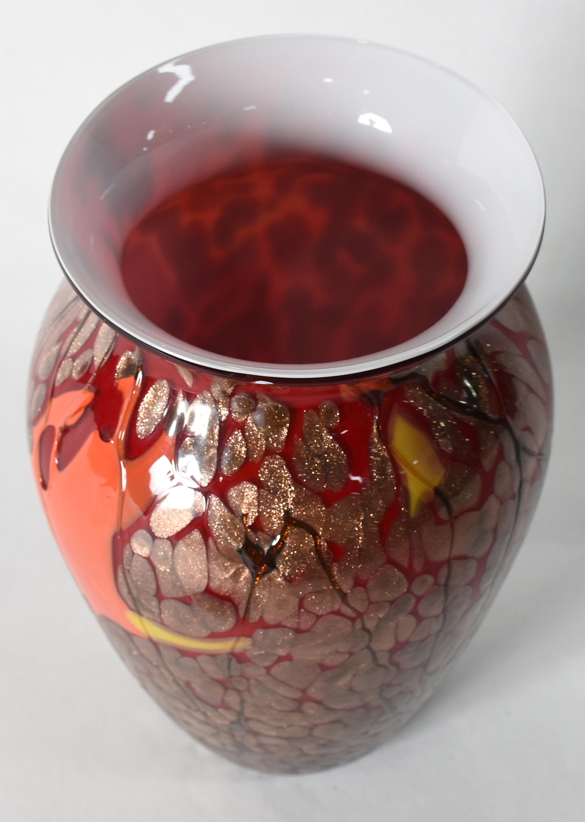Jarro decorativo de vidro vermelho com mesclas em laranja e dourado... - foto 2 de 3