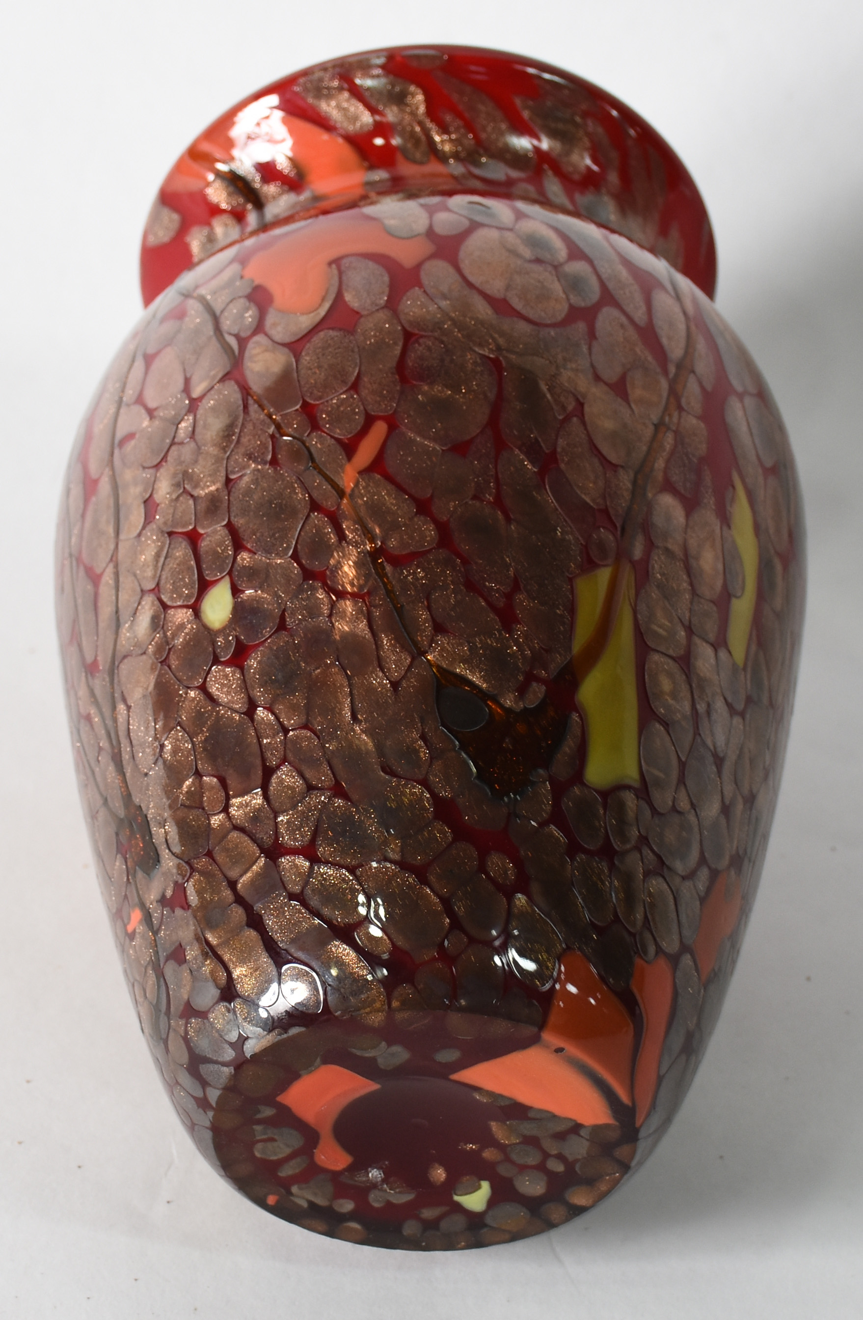 Jarro decorativo de vidro vermelho com mesclas em laranja e dourado... - foto 3 de 3