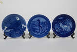 Conjunto com 3 pratos comemorativos do "dia... - Conjunto com 3 pratos comemorativos do "dia dos pais" de porcelana alemã decorados com figuras de animais em tons de azul. Diâmetro 19,5...