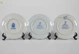 Conjunto com 3 pratos comemorativos do "dia... - Conjunto com 3 pratos comemorativos do "dia dos pais" de porcelana alemã decorados com figuras de animais em tons de azul. Diâmetro 19,5...