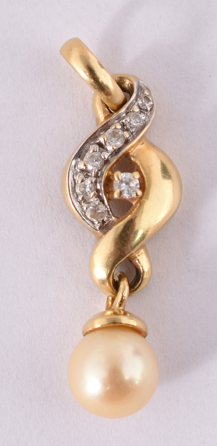 Pingente de ouro amarelo 750, uma pérola e safiras brancas. (Por... - foto 1 de 3
