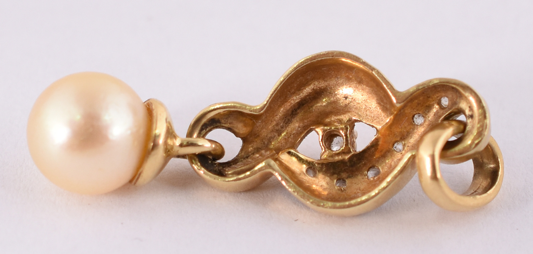 Pingente de ouro amarelo 750, uma pérola e safiras brancas. (Por... - foto 2 de 3
