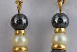 Par de brincos de ouro amarelo com pérolas cult... - Par de brincos de ouro amarelo com pérolas cultivadas e negras.  (Por segurança, a peça não esta na loja).