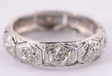 Aliança de platina art deco, 12 brilhantes de 0... - Aliança de platina art deco, 12 brilhantes de 0,02, aro 15.(Por segurança, a peça não esta na loja).