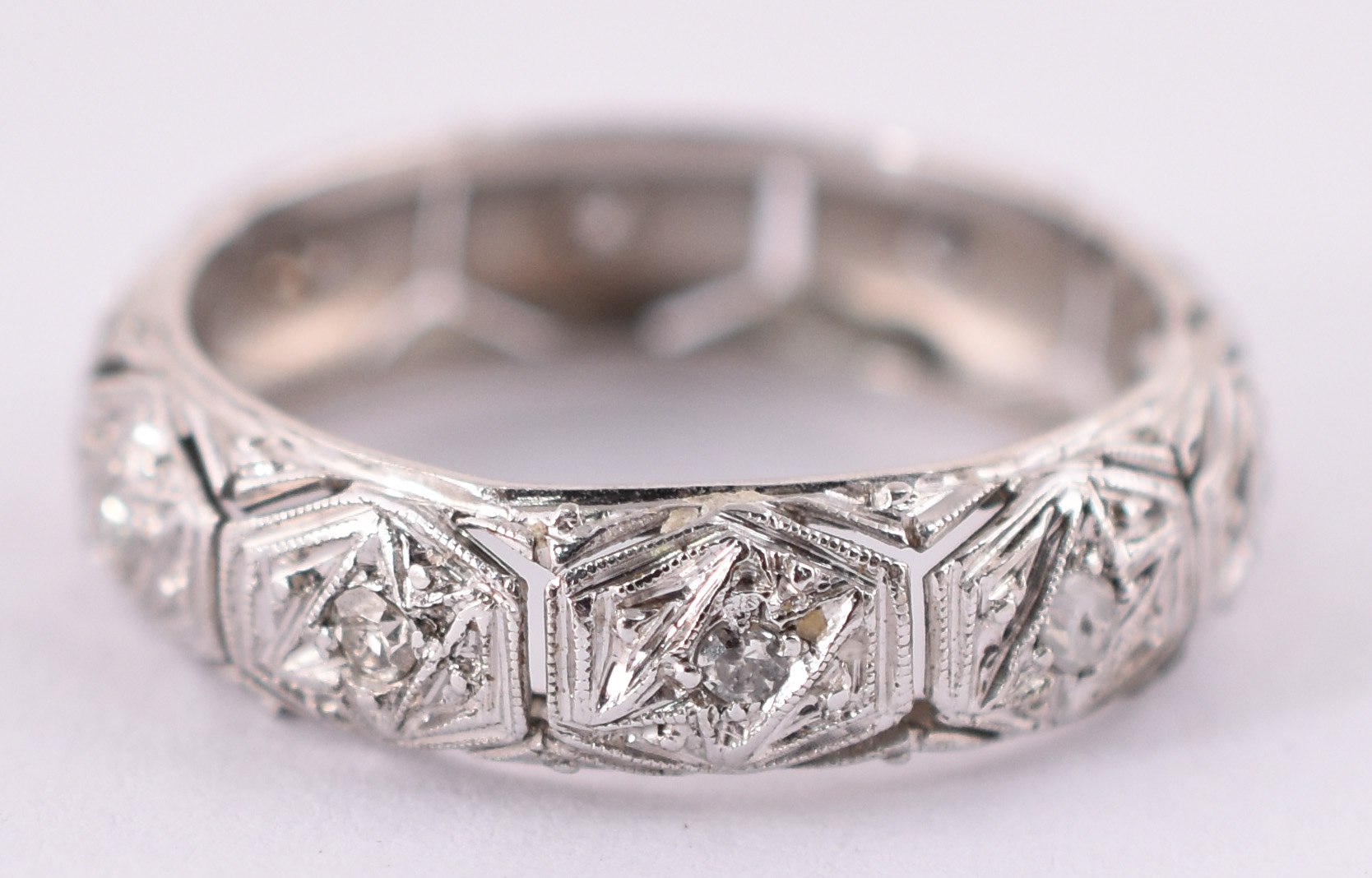 Aliança de platina art deco, 12 brilhantes de 0,02, aro 15.(Por... - foto 1 de 3