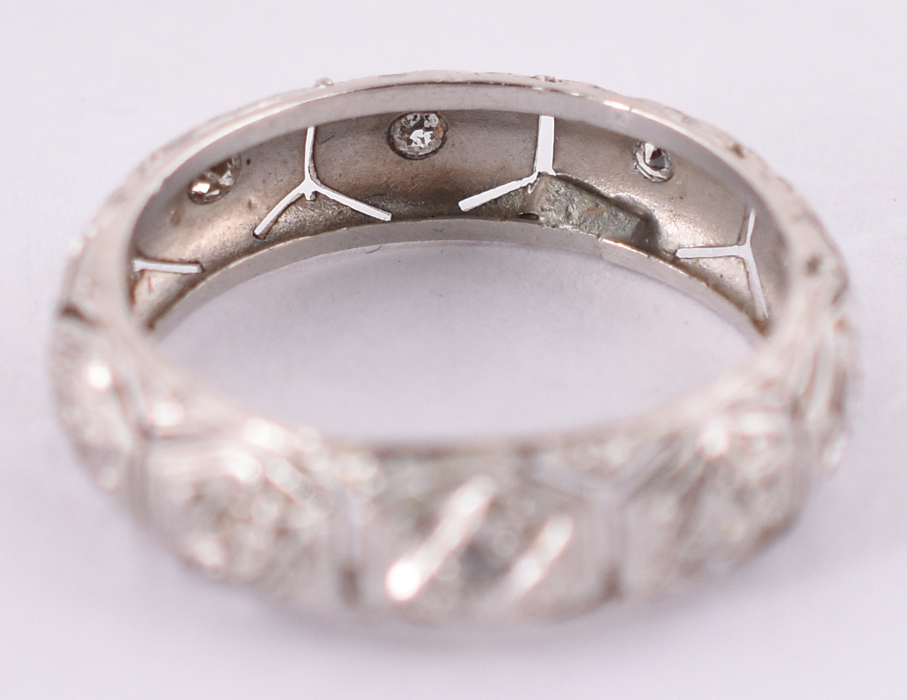 Aliança de platina art deco, 12 brilhantes de 0,02, aro 15.(Por... - foto 2 de 3