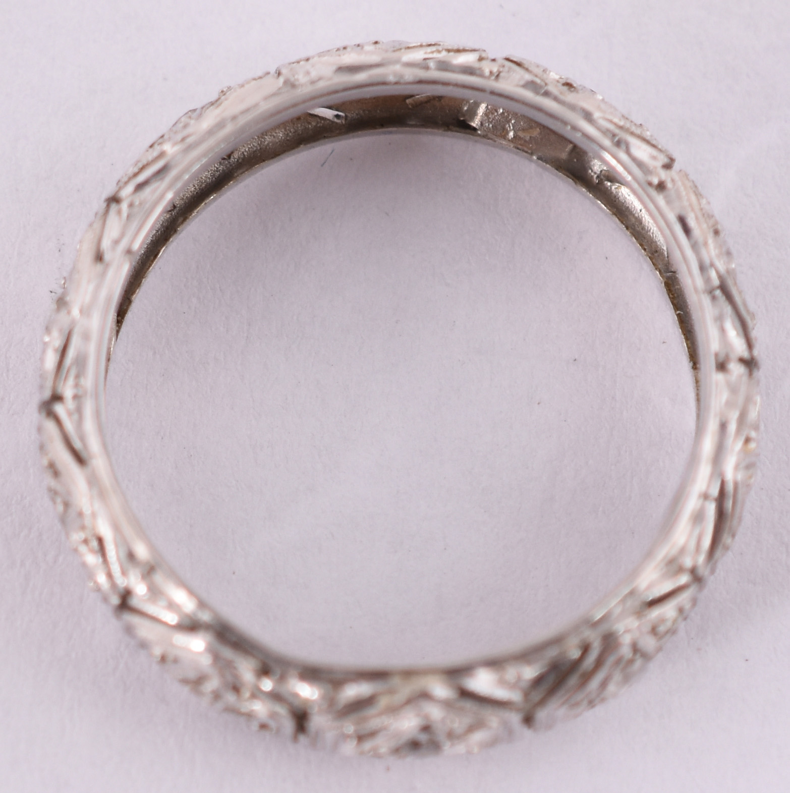 Aliança de platina art deco, 12 brilhantes de 0,02, aro 15.(Por... - foto 3 de 3