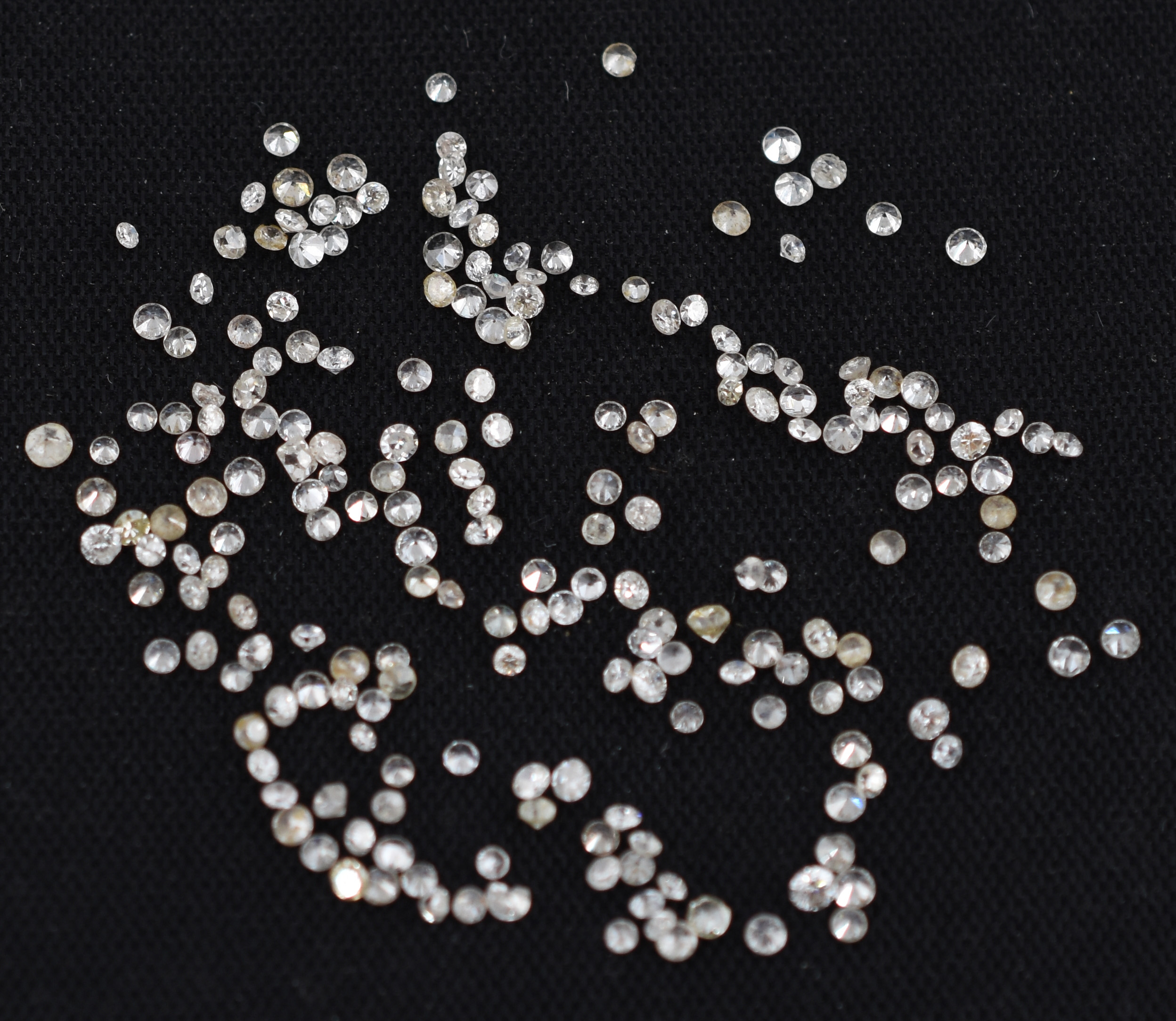 Lote de 2,5 ct com 206 brilhantes. (Por segurança, a peça não esta na... - foto 1 de 2
