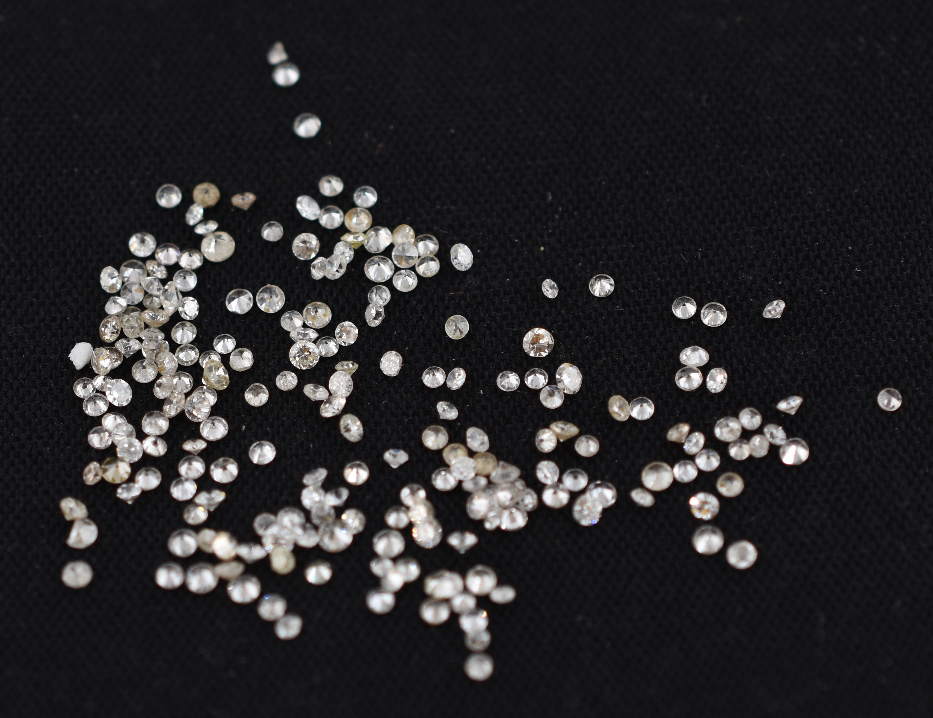 Lote de 2,5 ct com 206 brilhantes. (Por segurança, a peça não esta na... - foto 2 de 2