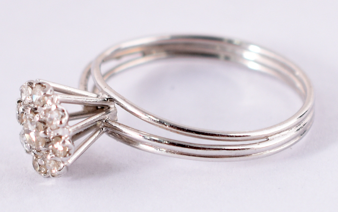 Anel de ouro branco com 11 brilhantes centrais de 0,10 cts, total... - foto 2 de 3