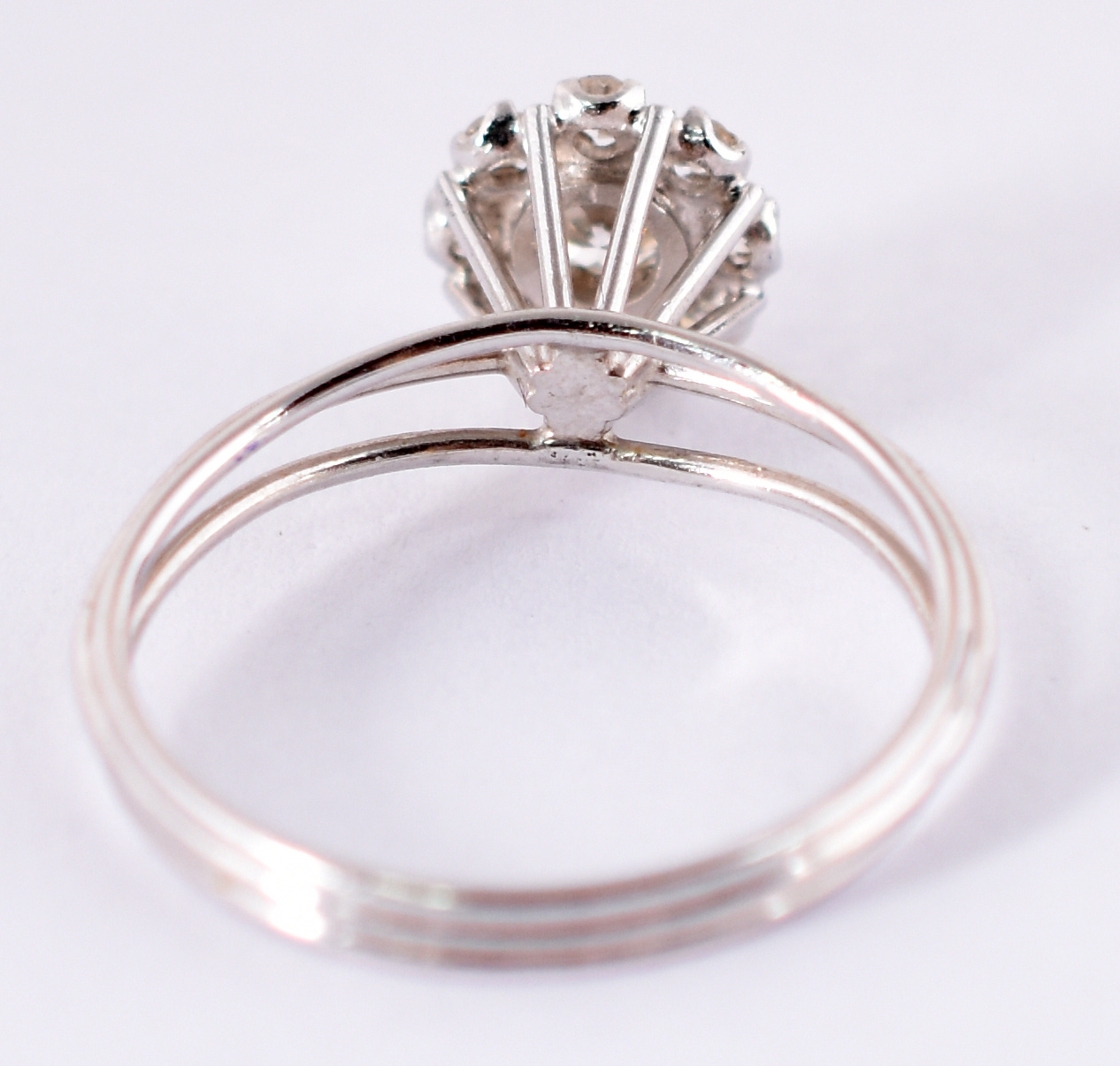 Anel de ouro branco com 11 brilhantes centrais de 0,10 cts, total... - foto 3 de 3