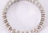 Aliança completa de ouro branco com 23 brilhant... - Aliança completa de ouro branco com 23 brilhantes de aproximadamente 0,05 casa, total 1,15 cts, aro 15.  (Por segurança, a peça não esta na loja).