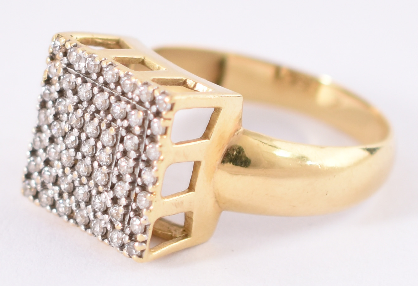 Anel de ouro amarelo 750 com safiras brancas, aro 20. (Por segurança... - foto 2 de 5