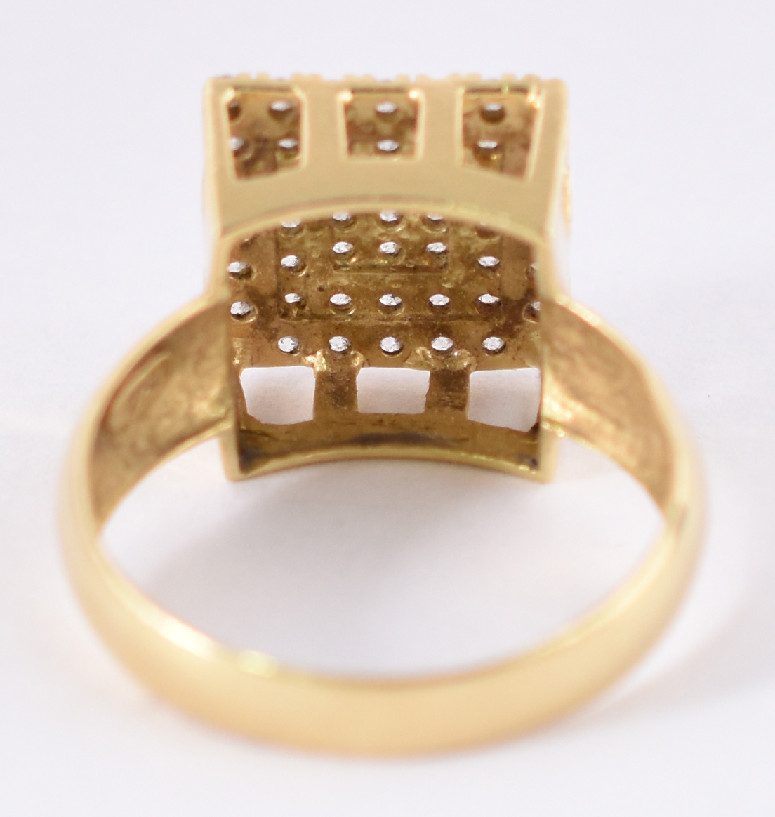 Anel de ouro amarelo 750 com safiras brancas, aro 20. (Por segurança... - foto 3 de 5