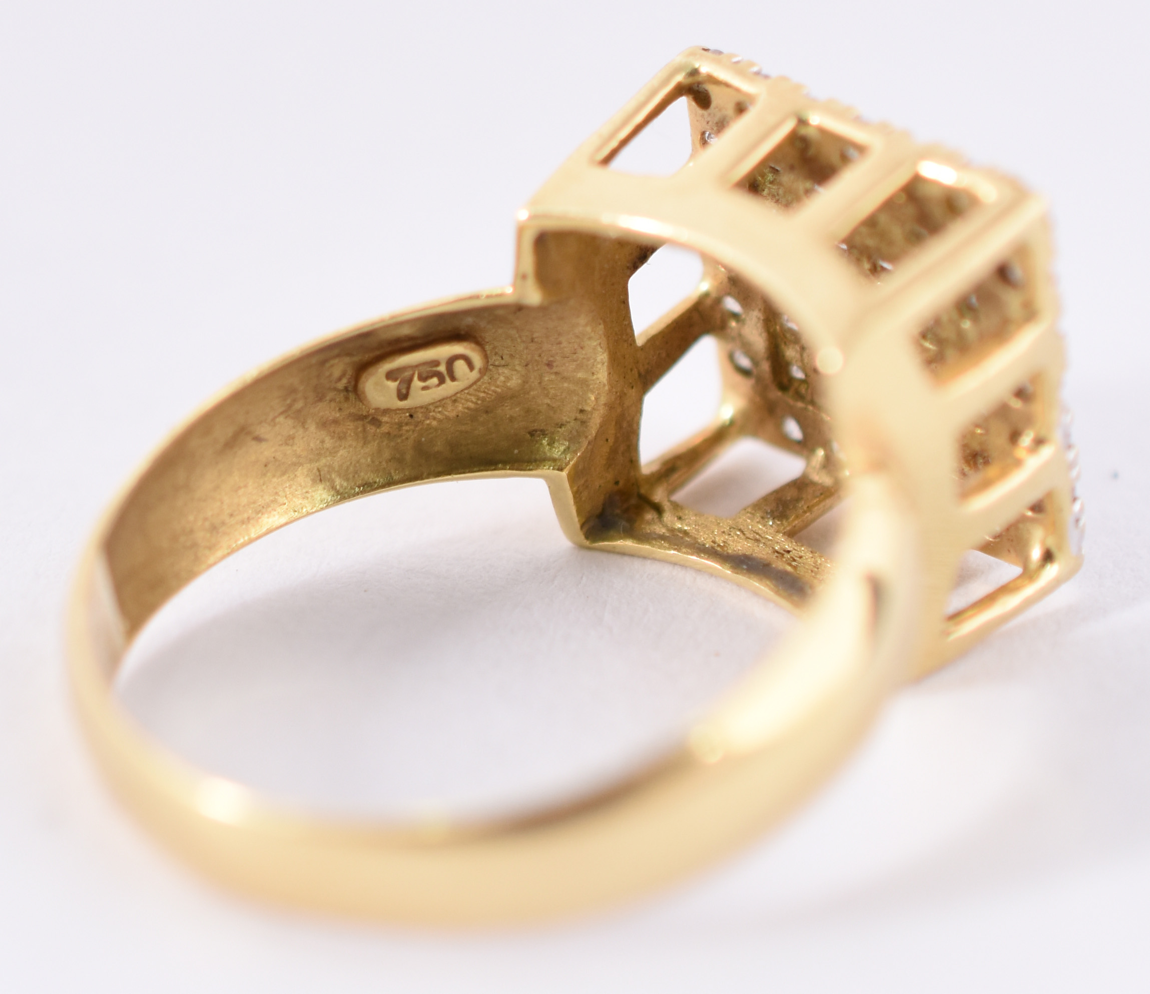 Anel de ouro amarelo 750 com safiras brancas, aro 20. (Por segurança... - foto 4 de 5