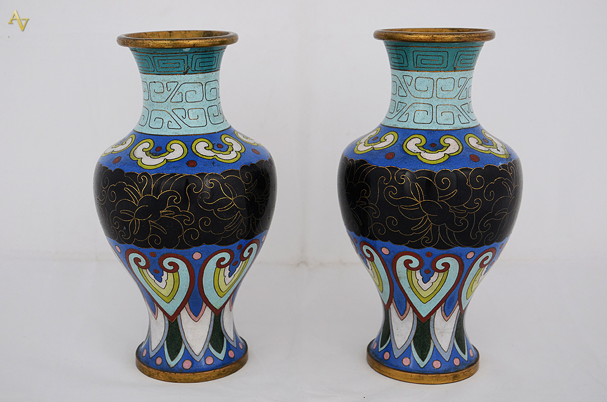 Par de vasos de cloisone decorados com formas geométricas em tons de...