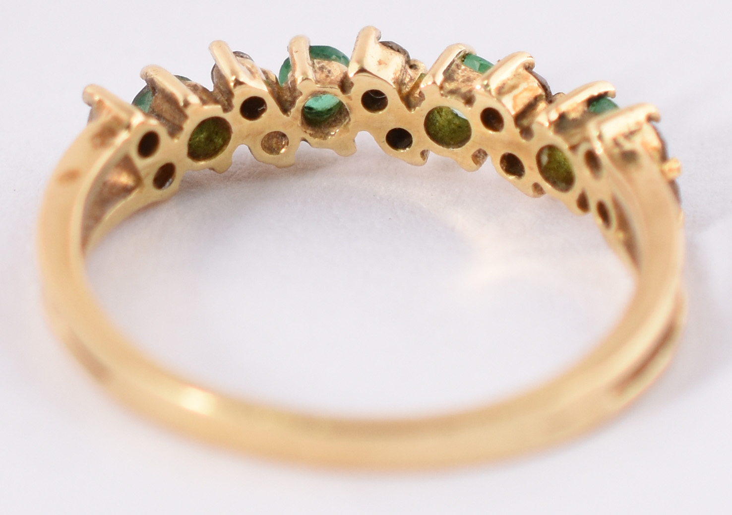 Anel de ouro amarelo 750, 10 brilhantes e 4 esmeraldas, aro 15. (Por... - foto 3 de 3