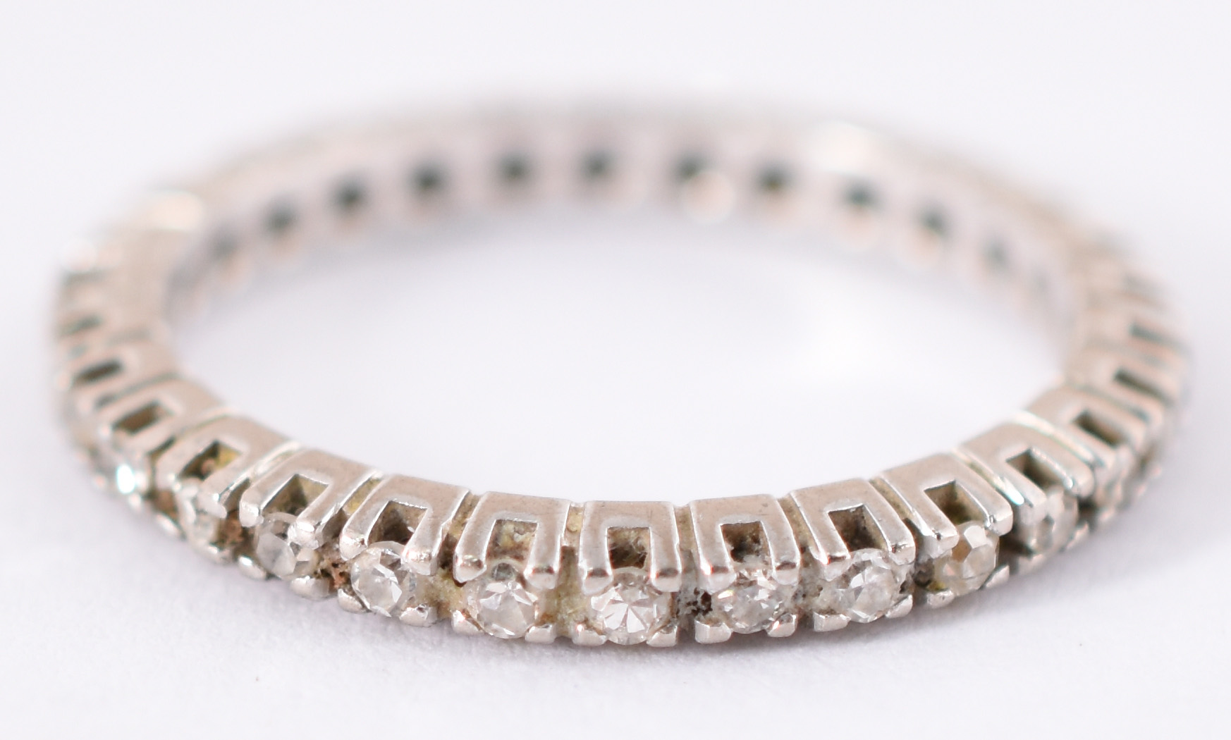 Aliança completa de ouro branco com 33 brilhantes, total 0,33 cts... - foto 1 de 3