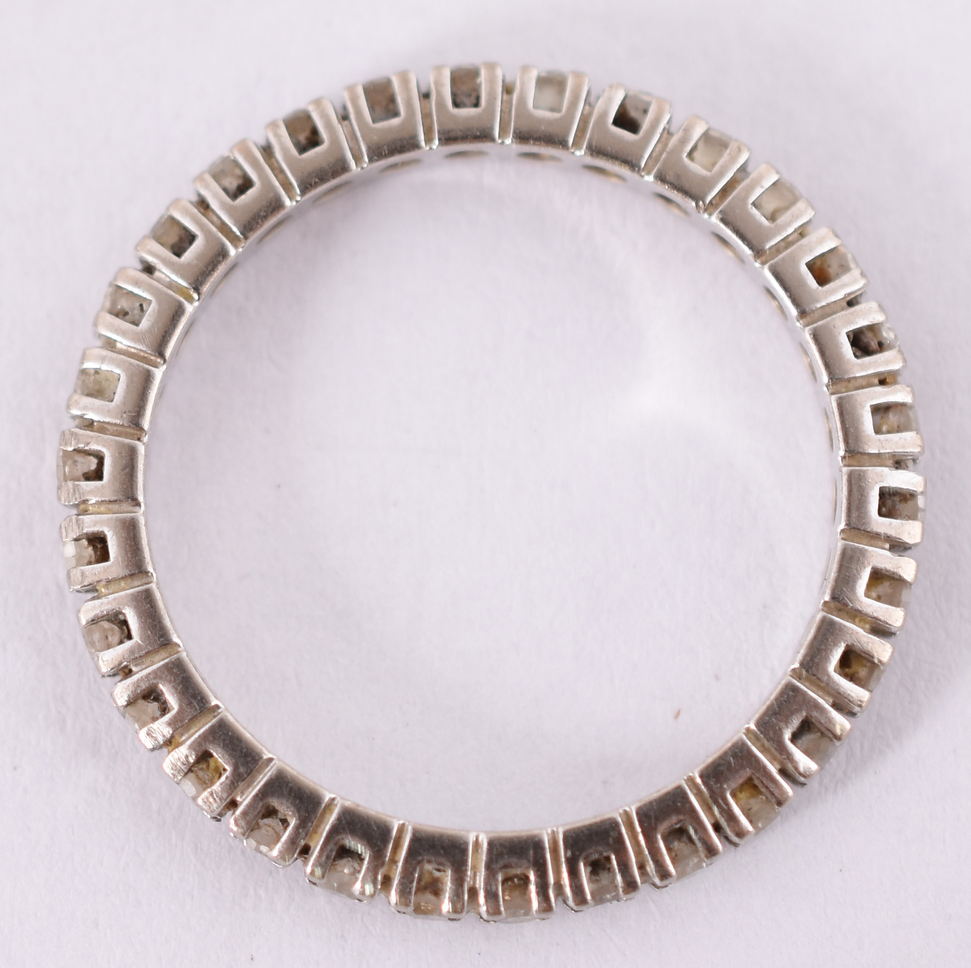 Aliança completa de ouro branco com 33 brilhantes, total 0,33 cts... - foto 2 de 3