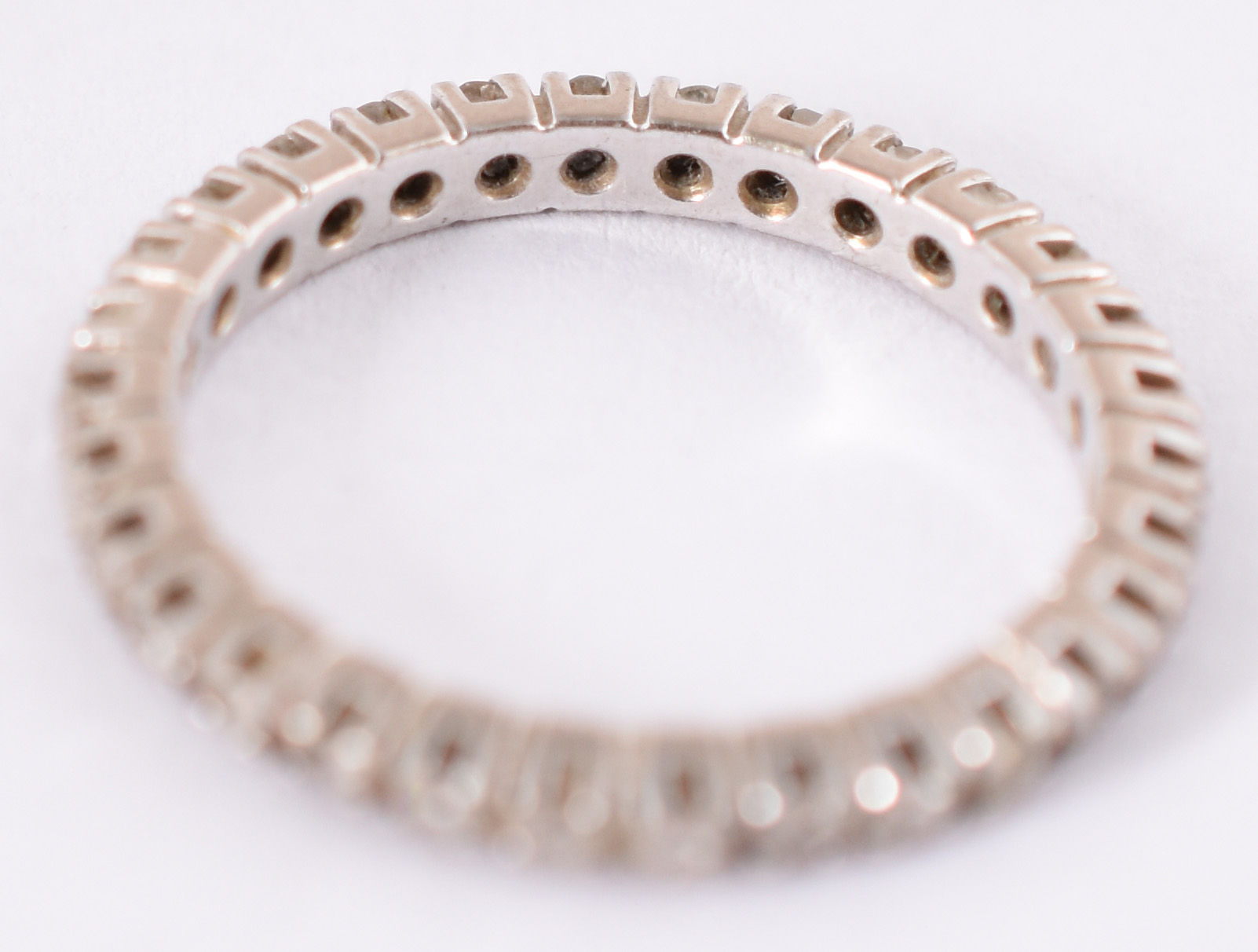 Aliança completa de ouro branco com 33 brilhantes, total 0,33 cts... - foto 3 de 3