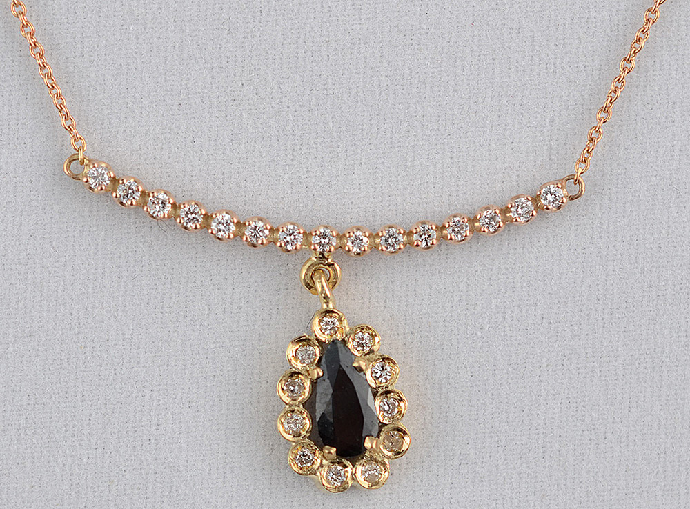 Cordão com pendente de ouro 18 k e a mais rara das gemas... - foto 1 de 2