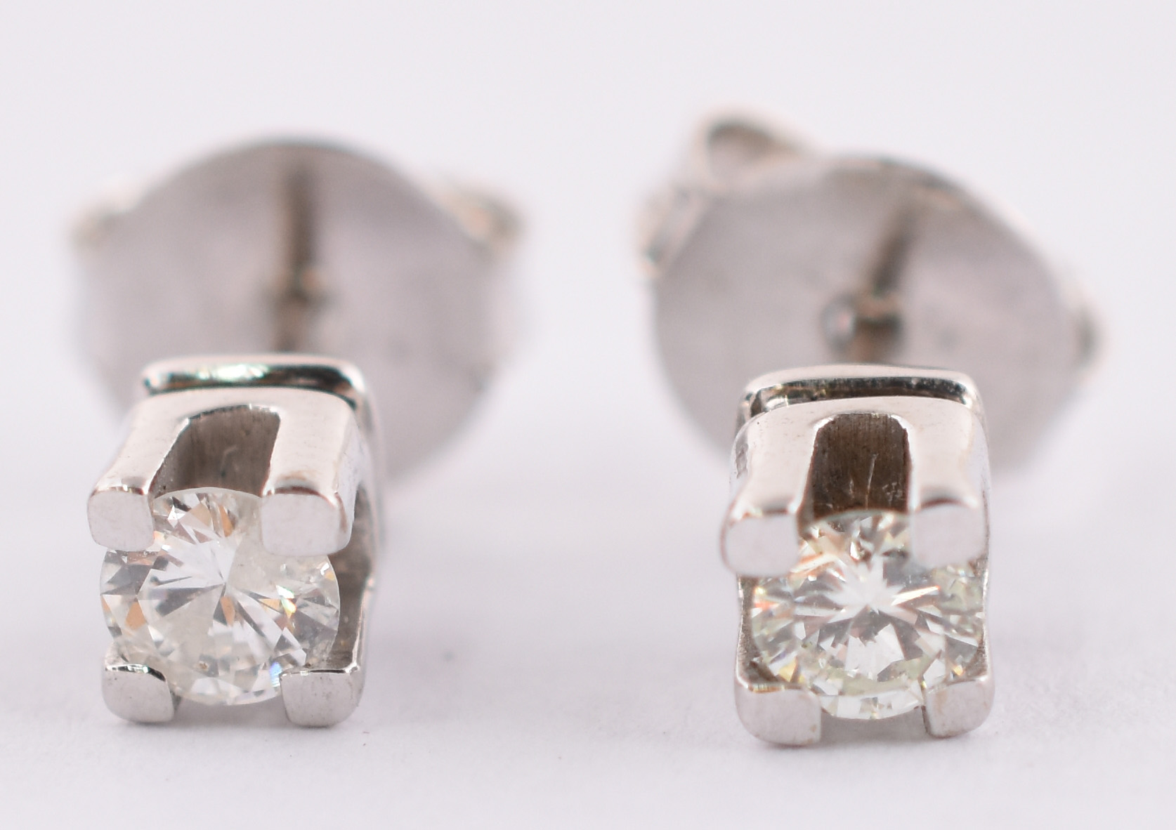 Par de brincos de ouro branco com 2 brilhantes de 0,30 cts cada... - foto 1 de 3