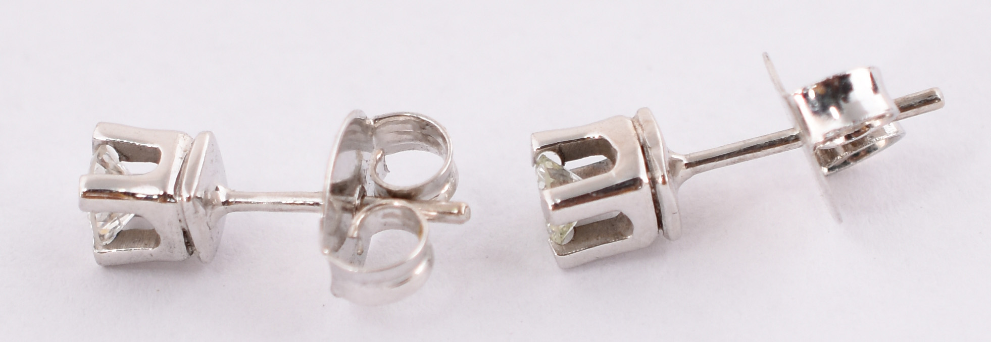 Par de brincos de ouro branco com 2 brilhantes de 0,30 cts cada... - foto 2 de 3