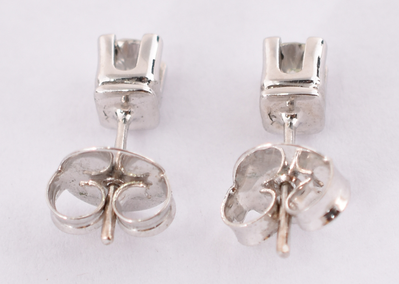 Par de brincos de ouro branco com 2 brilhantes de 0,30 cts cada... - foto 3 de 3