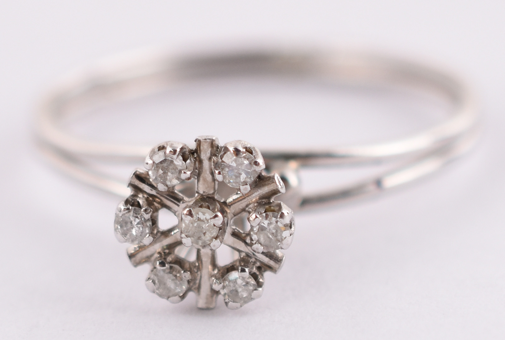 Anel de ouro branco com 7 brilhantes de 0,02 cts, total 0,14 cts, aro... - foto 1 de 3