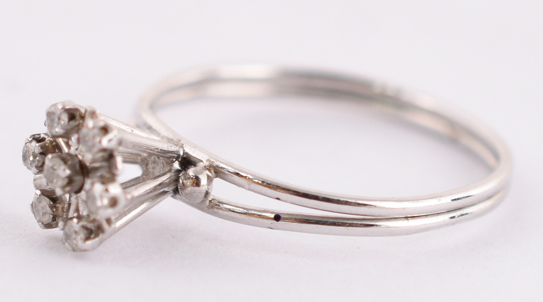 Anel de ouro branco com 7 brilhantes de 0,02 cts, total 0,14 cts, aro... - foto 2 de 3
