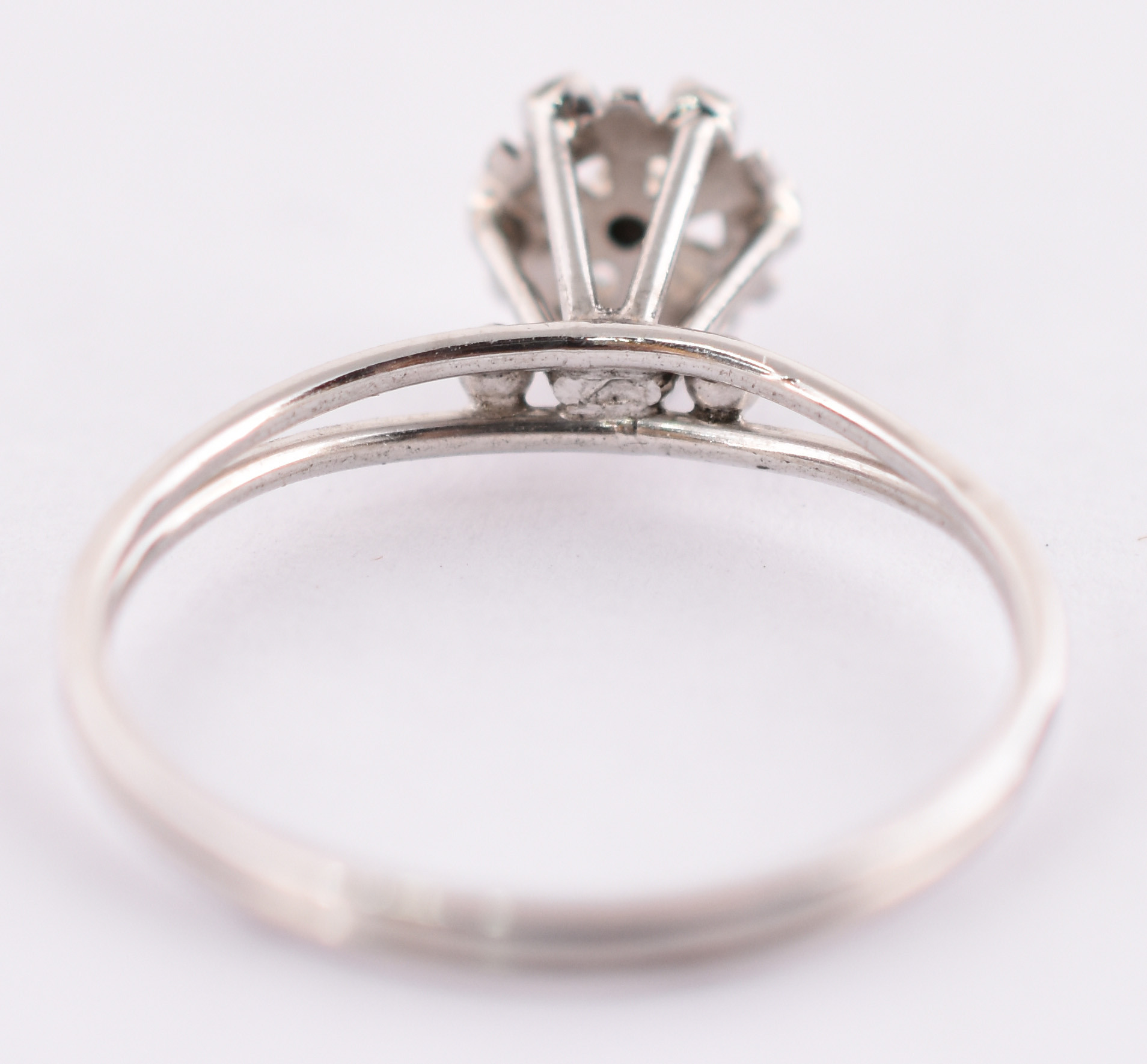 Anel de ouro branco com 7 brilhantes de 0,02 cts, total 0,14 cts, aro... - foto 3 de 3