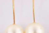 Par de brincos de ouro amarelo 750 com 2 pérola... - Par de brincos de ouro amarelo 750 com 2 pérolas brancas.  (Por segurança, a peça não esta na loja).