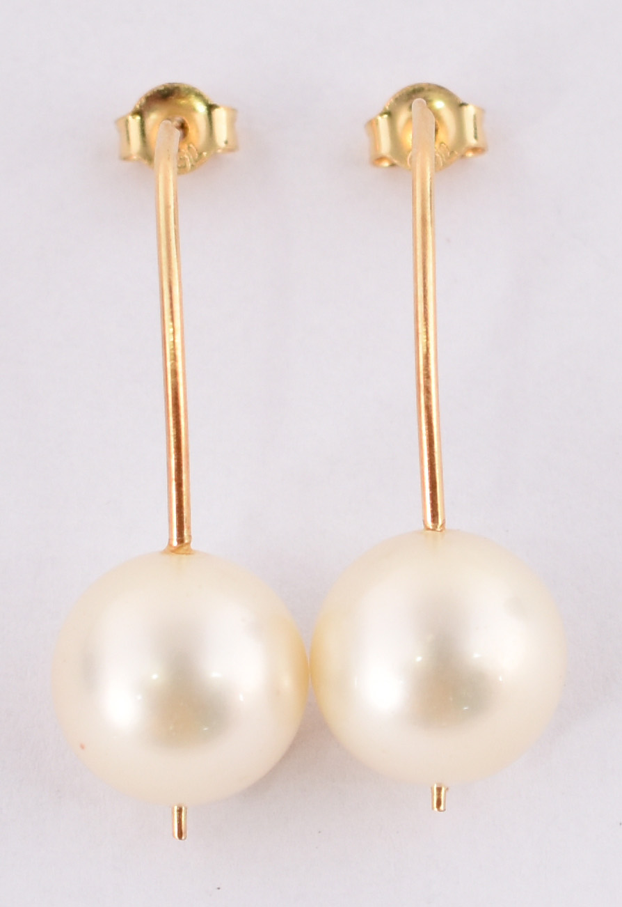 Par de brincos de ouro amarelo 750 com 2 pérolas brancas. (Por... - foto 1 de 2
