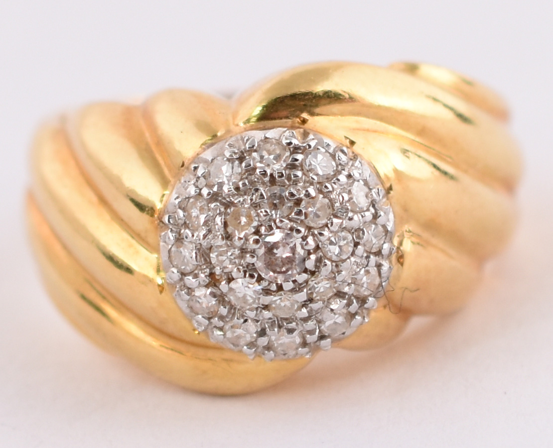 Anel de ouro amarelo 750 com 18 brilhantes de 0,02 cts , total 0,36... - foto 1 de 4