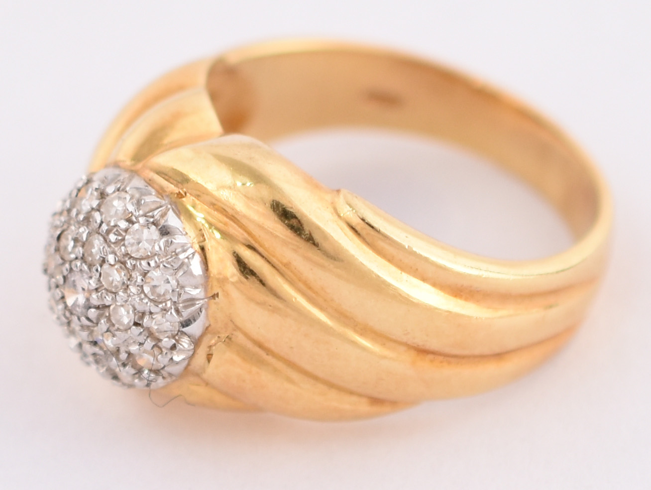 Anel de ouro amarelo 750 com 18 brilhantes de 0,02 cts , total 0,36... - foto 2 de 4