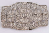 Broche de platina com 3 brilhantes de aproximad... - Broche de platina com 3 brilhantes de aproximadamente 0,50 cts total, lapidação Brasil e pequenos carrés.  (Por segurança, a peça não esta na lo...